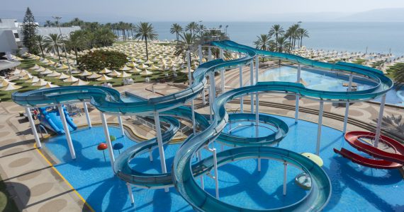 למה משפחות רבות בוחרות להגיע דווקא לחוף גיא בקיץ